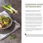 "GEBACKENE MISOPILZE AUF BASMATIREIS" in grün. Links: Schüssel mit Reis, Pilzen, Tofu und Frühlingszwiebeln auf Stoffserviette.