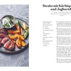 "Steaks mit Kürbispommes und Joghurtdip. Für 2 Personen. Zutaten: Rindersteaks, Hokkaido-Kürbis, Salatgurke, Möhren."  
Teller mit rotem Fleisch, Kürbisspalten, Gemüsesticks, Schüssel Joghurtdip mit Kräutern.