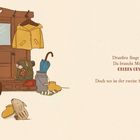 Draußen fängt es an zu regnen. Da braucht Mister O’Lui seine gelben Gummistiefel. Doch wo ist der zweite Stiefel hin?

Illustration eines Schrankes mit Kleidung und einem Bären.