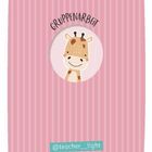 Text: "GRUPPENARBEIT". Illustration: Süße Giraffe auf rosa, gestreiftem Hintergrund.