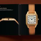 "1915 Cartier Santos. Seitenansicht und Frontansicht einer eleganten Uhr mit goldenem Gehäuse und beigem Lederarmband."