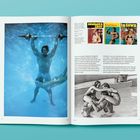 Text am Seitenrand: "1 - ATHLETE". Eine Ansammlung von Menschen lacht und bewundert einen muskulösen Mann in Badehose.