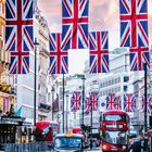 06 in Rot unten rechts; Juni-Kalender. Union-Jack-Flaggen über einer belebten Londoner Straße mit Taxi und rotem Bus.