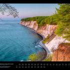 06 - Kreidefelsen im Nationalpark Jasmund. Küste mit weißen Klippen, blauem Meer und grünem Wald.