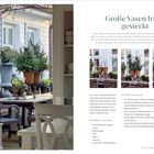"Große Vasen frisch gesteckt" - Beschreibung von Pflanzenarrangements auf einem Tisch im Innenhof mit Textanleitungen und Materialliste.