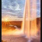 6. Juni-Kalender mit Bild eines Wasserfalls bei Sonnenuntergang. 21.6. Sommeranfang.