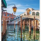 Juni-Kalender mit Rialtobrücke, Booten auf dem Kanal, und einer Laterne im Vordergrund. Sonniges Wetter.