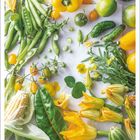 Kalenderblatt für Juni mit gelbem und grünem Gemüse und Blumen auf hellem Hintergrund, darunter Zucchini und Paprika.