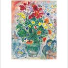 Juni. Buntes Blumenarrangement in einer Vase. Im Hintergrund eine schemenhafte Umrisszeichnung von zwei Personen.