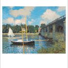 Claude Monet: Die Brücke von Argenteuil. Juni. Boote im Wasser vor einer Brücke, mit Bäumen im Hintergrund.