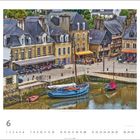 Boote im Wasser vor alten Gebäuden, rechts Café mit Sitzplätzen, Kopfsteinpflaster; Juni-Kalenderseite.