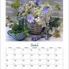 Text im oberen Bereich: "Juni". Es folgt ein Kalender, darunter eine Textbeschreibung zur Wegwarte. Daneben Blumen in einem Korb.