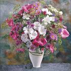 6 | 2027. Sommerblumen in einer weißen Vase vor abstraktem, pastellfarbenem Hintergrund.