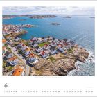 Kalenderseite mit der Zahl 6 unten. Foto einer Küstenlandschaft mit Häusern auf Felsen am Meer und mehreren Inseln im Hintergrund.