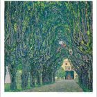 Gustav Klimt 1905: Allee im Park von Schloss Kammer. Illustration von hohen, dicht bewachsenen Bäumen, die einen Weg säumen.