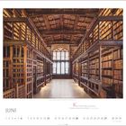 Juni. Kein Schiff trägt uns besser in ferne Länder als ein Buch. Alte Bibliothek mit holzgeschnitzten Regalen.