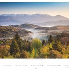 Nebel im Gelegen Felső, Zaga, Epirus, Griechenland. Eine weite, bewaldete Landschaft mit entfernten, nebelverhangenen Bergen.