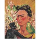 "Frida Kahlo 1943." Porträt einer Frau mit geflochtenem Haar, Affe links, Papagei rechts, vor Blättern.