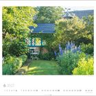 „6 2027“ steht links unten. Ein gepflegter Garten mit Rasen, Blumen, einem weißen Stuhl und einem kleinen Häuschen im Hintergrund.