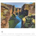 "Canyon Fjaðrárgljúfur, Foto © Josef Schäfer." Eine beeindruckende Flusslandschaft zwischen hohen Felsen.