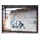 "6 13. Banksy: The Judo Throw. Streetart eines Judowurfes, gemalt auf eine teilweise zerstörte Ziegelwand."
