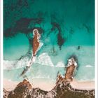 Kalenderseite: Monat Juni, darunter Zahlen 1 bis 30. Luftbild eines Strandes mit türkisfarbenem Wasser und Wellen.