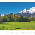 Kalenderseite: Juni 2027, darunter ein Alpenpanorama mit grünen Wiesen und schneebedeckten Bergen.