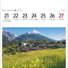 Juni 21-27, Ernen im Kanton Wallis, Schweiz. Bergdorf mit grünen Wiesen, alpiner Hintergrund, weißer Kirchturm.