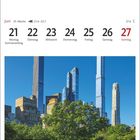 Kalender für Juni: 21. bis 27. Juni, Sommeranfang am 21. Juni. Wolkenkratzer über grünen Bäumen, blauer Himmel.