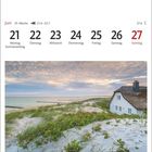 Juni, Kalenderwoche 25. Daten 21.-27., Montag bis Sonntag. Motiv: Haus in Dünen, Meer und Wolken im Hintergrund.