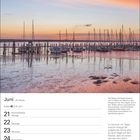 Juni. 25. Woche. Sommmeranfang 21. Juni. Im Bild: Boote im Hafen, ruhiges Wasser, farbenprächtiger Morgenhimmel.