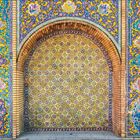 Palast des Schahs: Der Golestan-Palast in Teheran zeigt florale Mosaike. Kalender für Juni und Juli links.