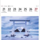 Text: Juni, 21–27, Montag bis Sonntag, Sommeranfang. Torii und Meoto-Iwa bei Itoshima, Fukuoka. Darunter ein Torii am Meer.