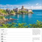 Kalender für Juni, Woche 25. Sommeranfang, Montag 21. Bild: Burg auf Küstenlandschaft, blauer Himmel, grünes Laub.