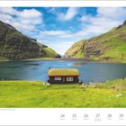 Pollurin-Lagune bei Saksun auf den Färöer-Inseln, Dänemark. Mai. Gras, Haus mit Grasdach vor See und Bergen im Hintergrund.