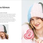 „Mütze Kirsten“; „Tortenstück mit Zuckerguss“; Frau in bunter, gestrickter Mütze, hält einen pink-weißen Lollipop.