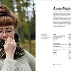 "Anna-Maja" – Anleitung für ein Strickprojekt mit Strukturmuster. Frau mit Brille und hochgestecktem Haar im Freien.
