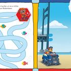 Links führt ein Hund eine Unterwasserrettung durch, rechts fährt ein anderer Hund in einem Fahrzeug zu einer kaputten Brücke.