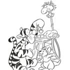 „Tigger hat eine Kette gefunden!“ Tigger hält eine Kette. Mit ihm sind ein Känguru und ein Ferkel, neben einem Ball und einer Trommel.