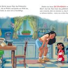Text über Haushalt und Schwebauto. Eine Küche, ein Alien liest Zeitung, Frau in Shorts beugt sich zu Kind und blauem Wesen.
