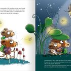 Zwei Mäuse unter Pilzen und Pflanzen, schauen erschrocken neben einer großen Eule. Glühwürmchen schweben herum.