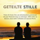 Text: "GETEILTE STILLE. Nimm dir heute Zeit, um mit jemandem gemeinsam ein paar Momente lang zu schweigen..." Silhouette von zwei Personen vor einem Sonnenuntergang am Meer.