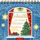 "Weihnachten ist, wenn Herzen leuchten." Illustration mit Fenster, Weihnachtsbaum, Sternen und Kerzen.
