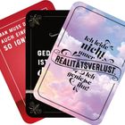 Das Bild zeigt drei Karten. Vorne: "Ich leide nicht unter Realitätsverlust. Ich genieße ihn!" mit Wolkenhintergrund.