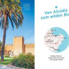Text: "Von Alcúdia zum wilden Blau. Goldene Mauern, ewiges Meeresrauschen und salzige Freiheit." Karte von Mallorca. Links: Palme vor Stadtmauer.
