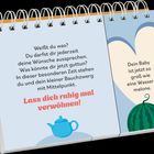 Kalender mit Spiralbindung. Links Text über Wünsche und Verwöhnen, rechts Größe des Babys als Wassermelone, mit Illustration.