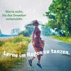 Text: "Warte nicht, bis das Unwetter vorüberzieht. Lerne im Regen zu tanzen." Person springt fröhlich im Regen.