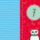 Zahl "7" auf rotem Hintergrund mit weihnachtlichen Symbolen wie Rentieren und Schneeflocken; links blaue Streifen.