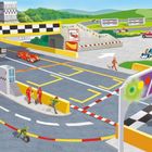 Texte beschreiben Rennen und Fragen zur Rennstrecke. Illustration einer belebten Rennstrecke mit Rennwagen und Crew.