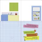 Texte: "Klappe das Buch aus und schau dir die Küche ganz genau an!", "Wo ist die Maus, die Käse isst?", "Wo hängen die roten Topflappen?", "Welche Lebensmittel kannst du in der Küche entdecken?"

Illustration einer Küche mit Kühlschrank, Arbeitsplatte, Waschbecken, und Lebensmitteln.